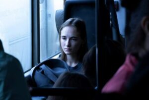 Idősebb nő sértegeti a fiatal lányt a buszon