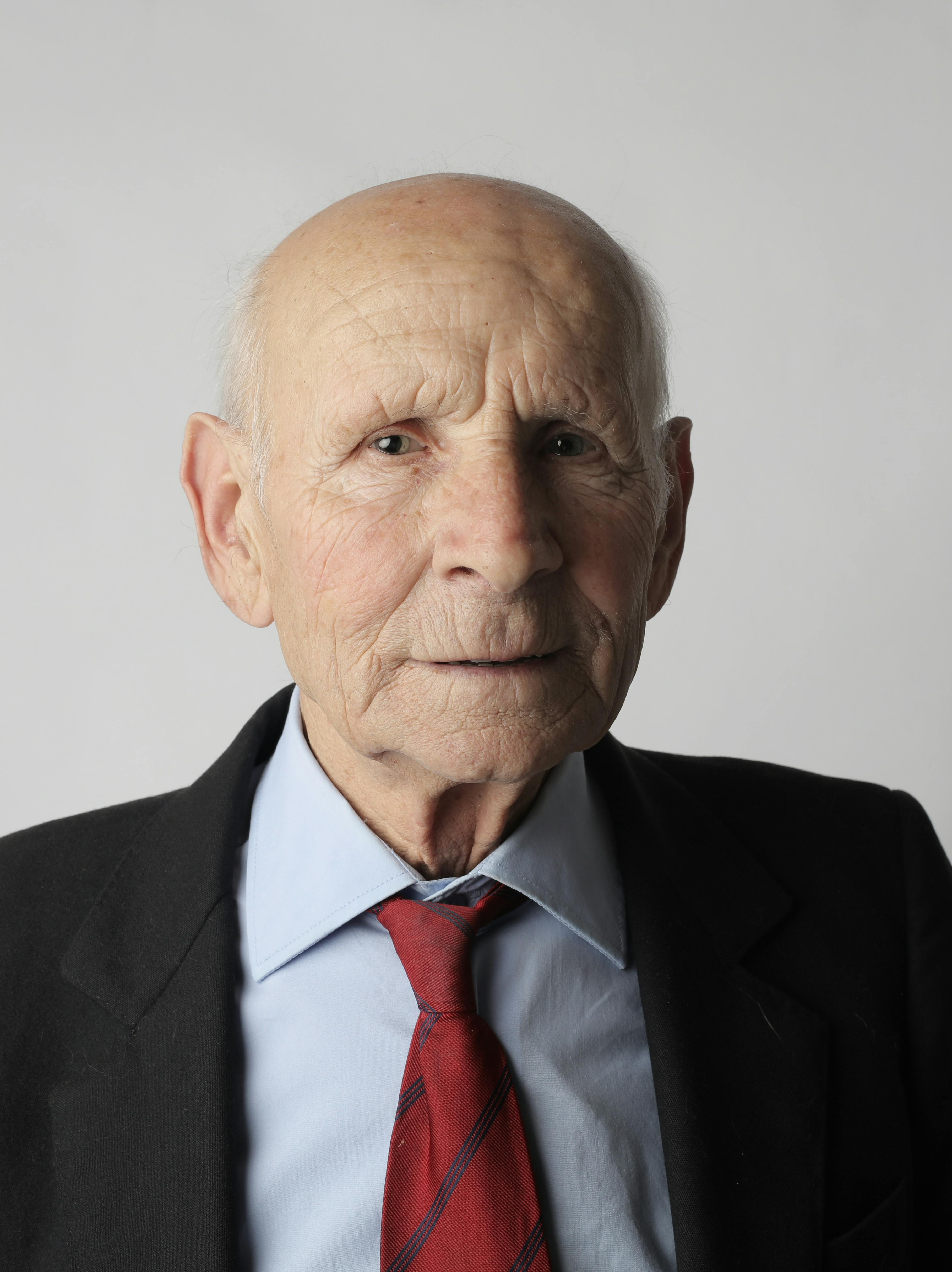 Idős férfi öltönyben