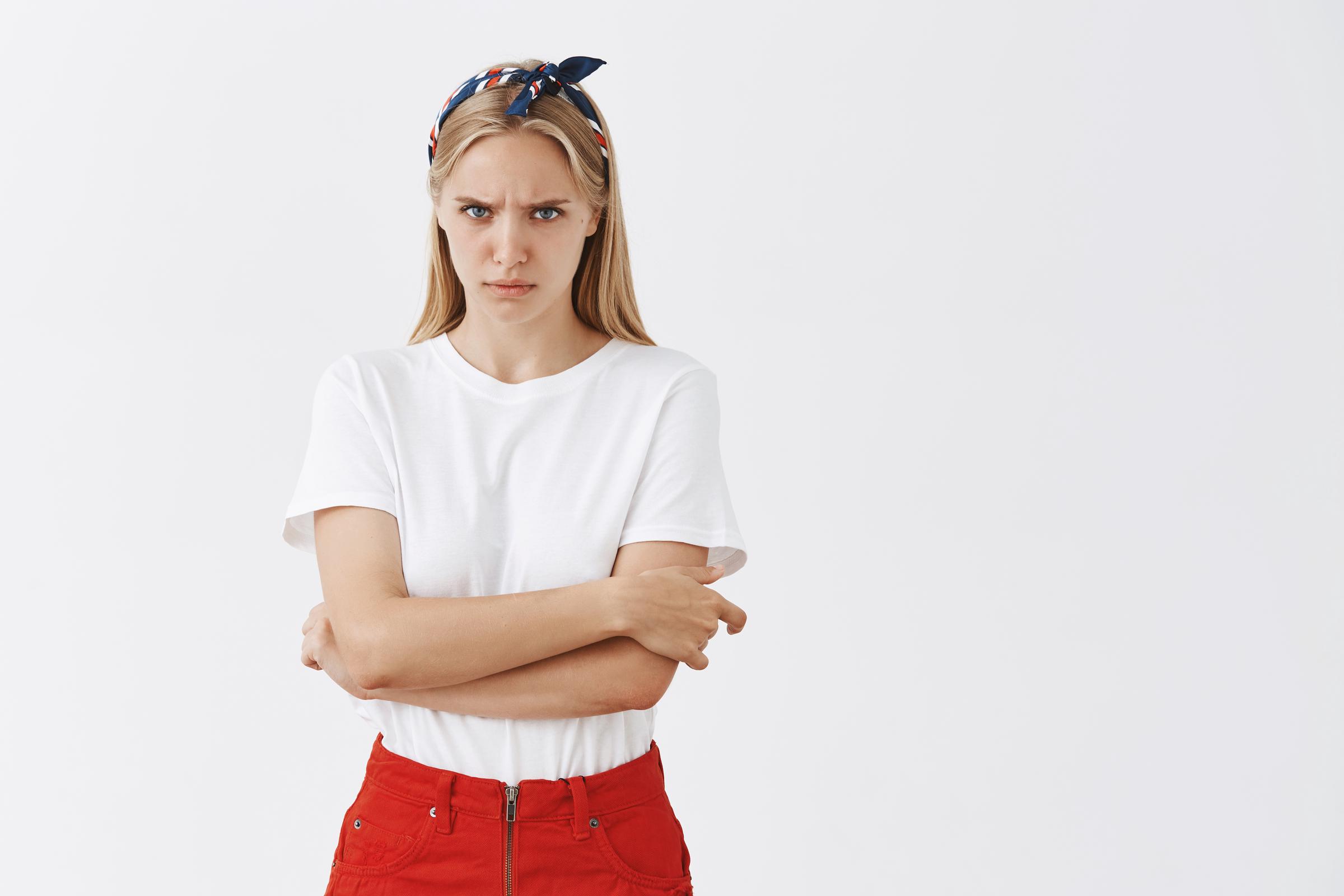 Egy gyanakvó nő | Forrás: Freepik