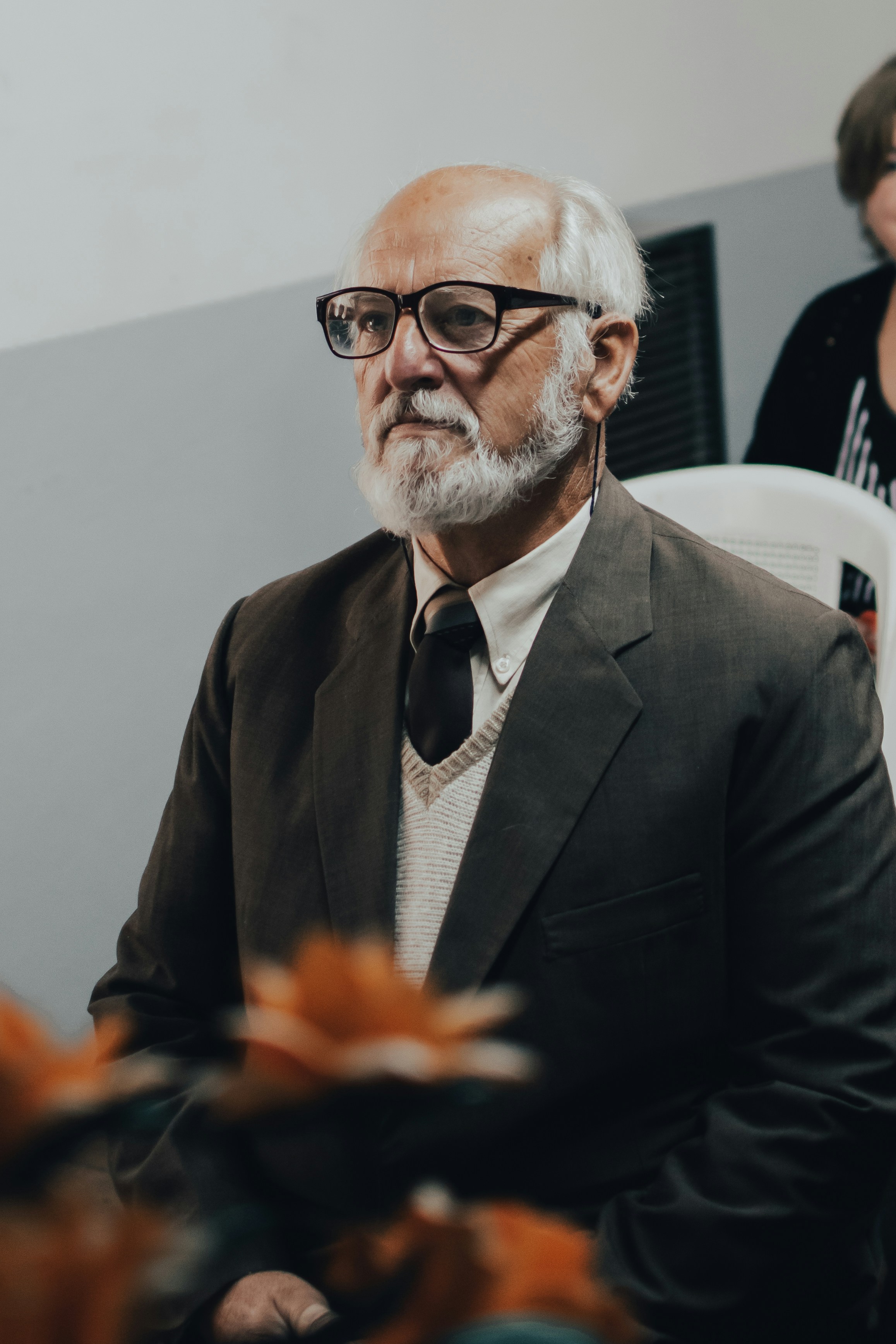 Idős férfi öltönyben, szemüveggel